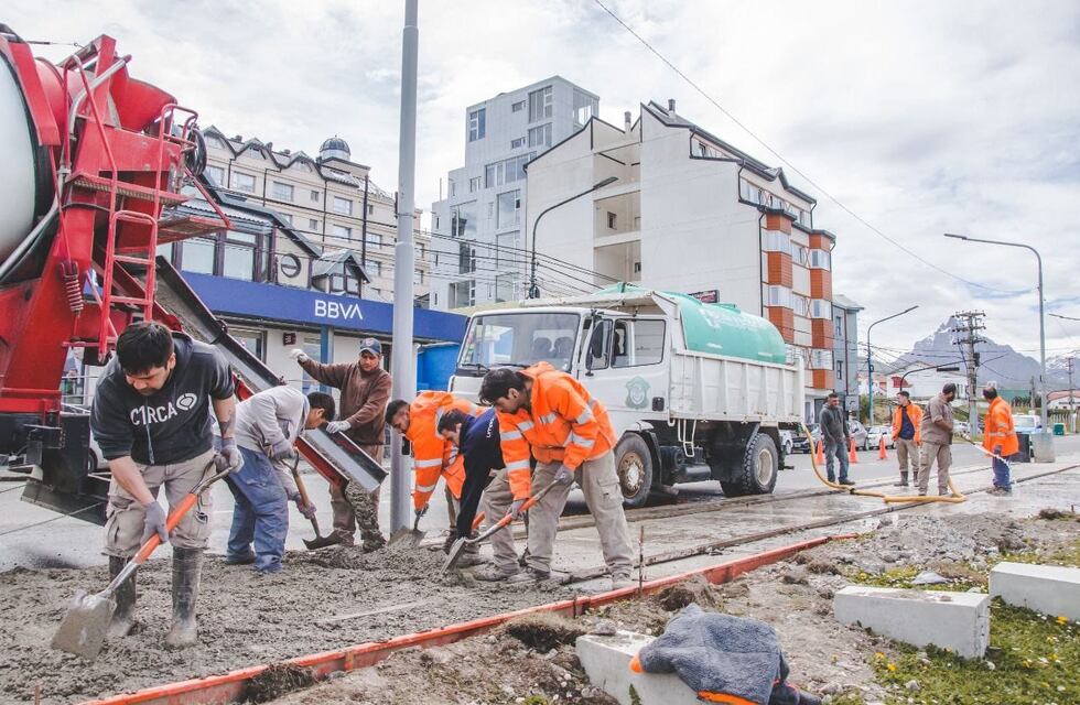 Ushuaia: Continúan los trabajos de reconstruccion de veredas en la Avenida Maipú