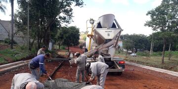 Oberá: el municipio realiza obras sobre el puente en el arroyo Mbotaby