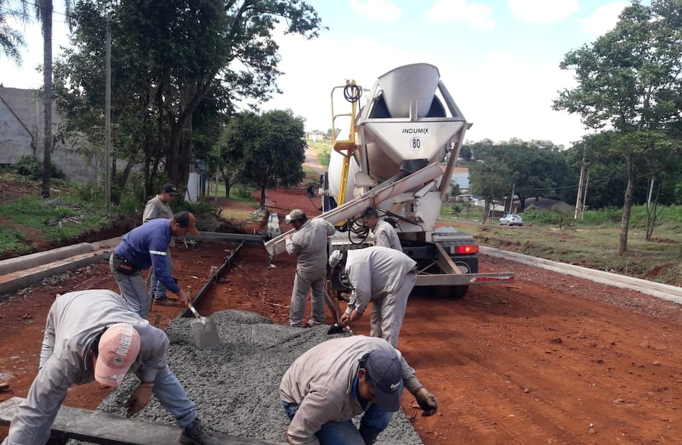Oberá: el municipio realiza obras sobre el puente en el arroyo Mbotaby