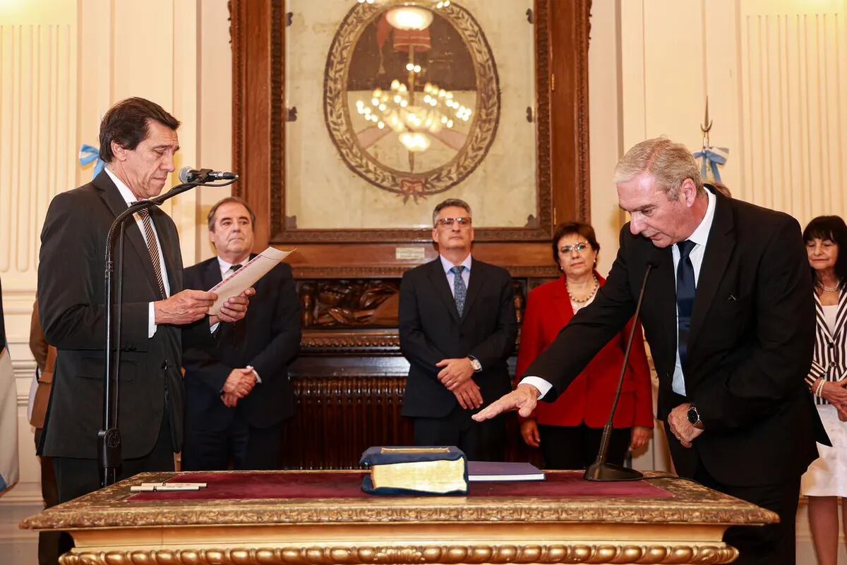 El gobernador Carlos Sadir toma juramento a José Manzur como nuevo ministro de Salud de Jujuy.