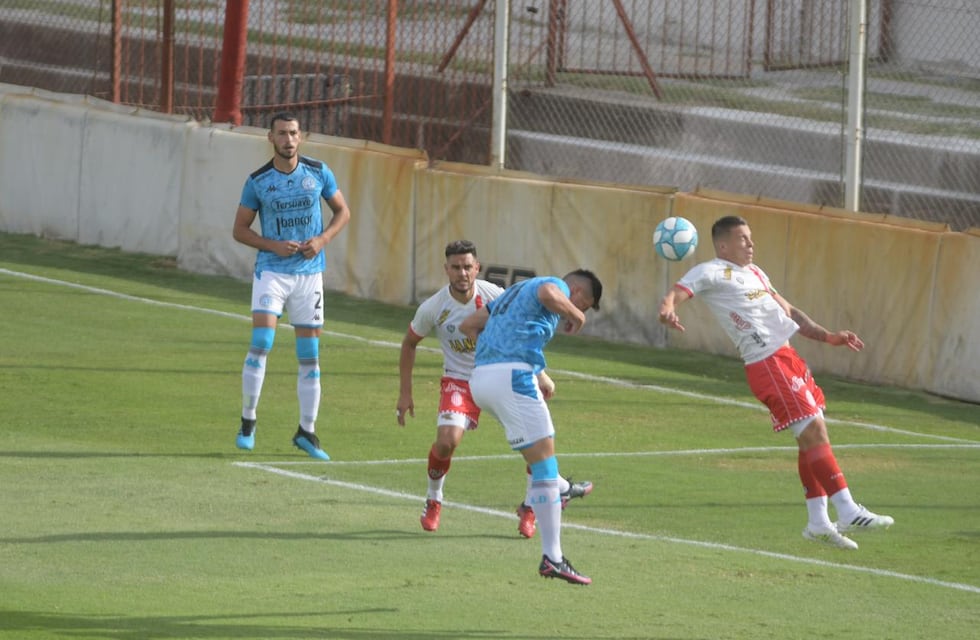 Belgrano, con nueve, lo perdió sobre el final ante Barracas Central en Buenos Aires
