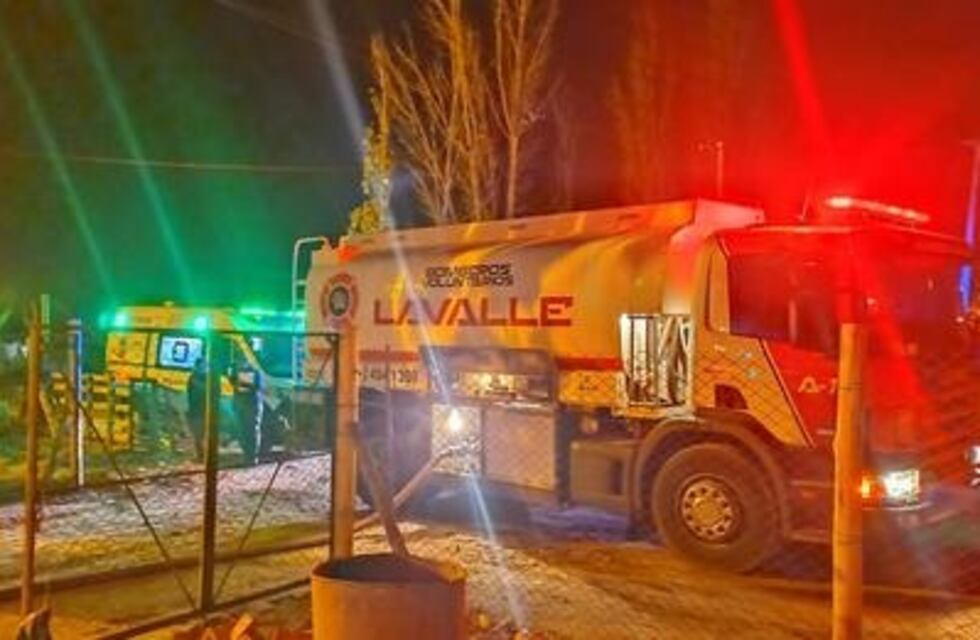 Es bombero, se le incendió la casa, salvó a su familia, y la sociedad respondió con ayuda