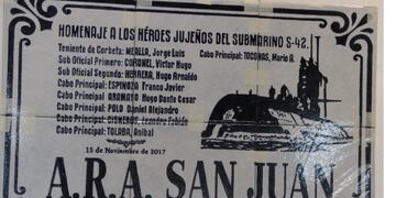 La placa lleva un código QR para poder leer la biografía de los tripulantes jujeños, lo mismo las otras catorce placas con los nombres de las calles que hacen referencia a próceres, grandes ilustres y acontecimientos históricos de la Argentina.