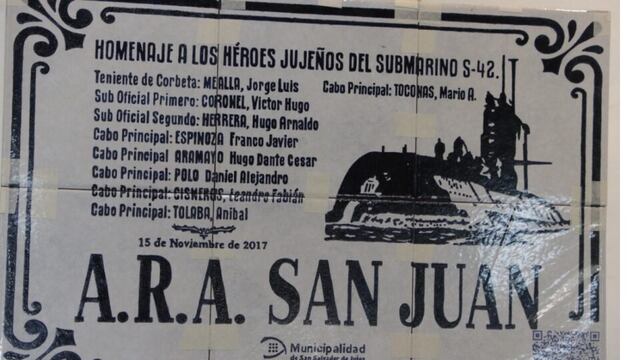 La placa lleva un código QR para poder leer la biografía de los tripulantes jujeños, lo mismo las otras catorce placas con los nombres de las calles que hacen referencia a próceres, grandes ilustres y acontecimientos históricos de la Argentina.