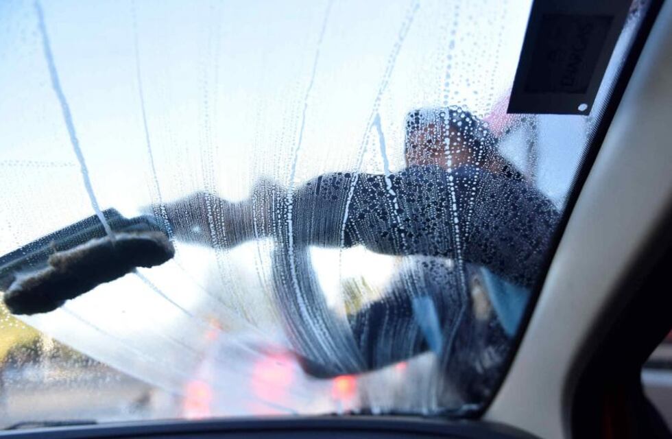 Se hizo pasar por naranjita en Córdoba y repartió un regalo especial a los conductores: “Me llenó el corazón”