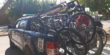 La Policía de Mendoza recuperó 10 bicicletas robadas en una casa de Gutiérrez y busca a sus dueños. Foto: Ministerio de Seguridad de Mendoza.