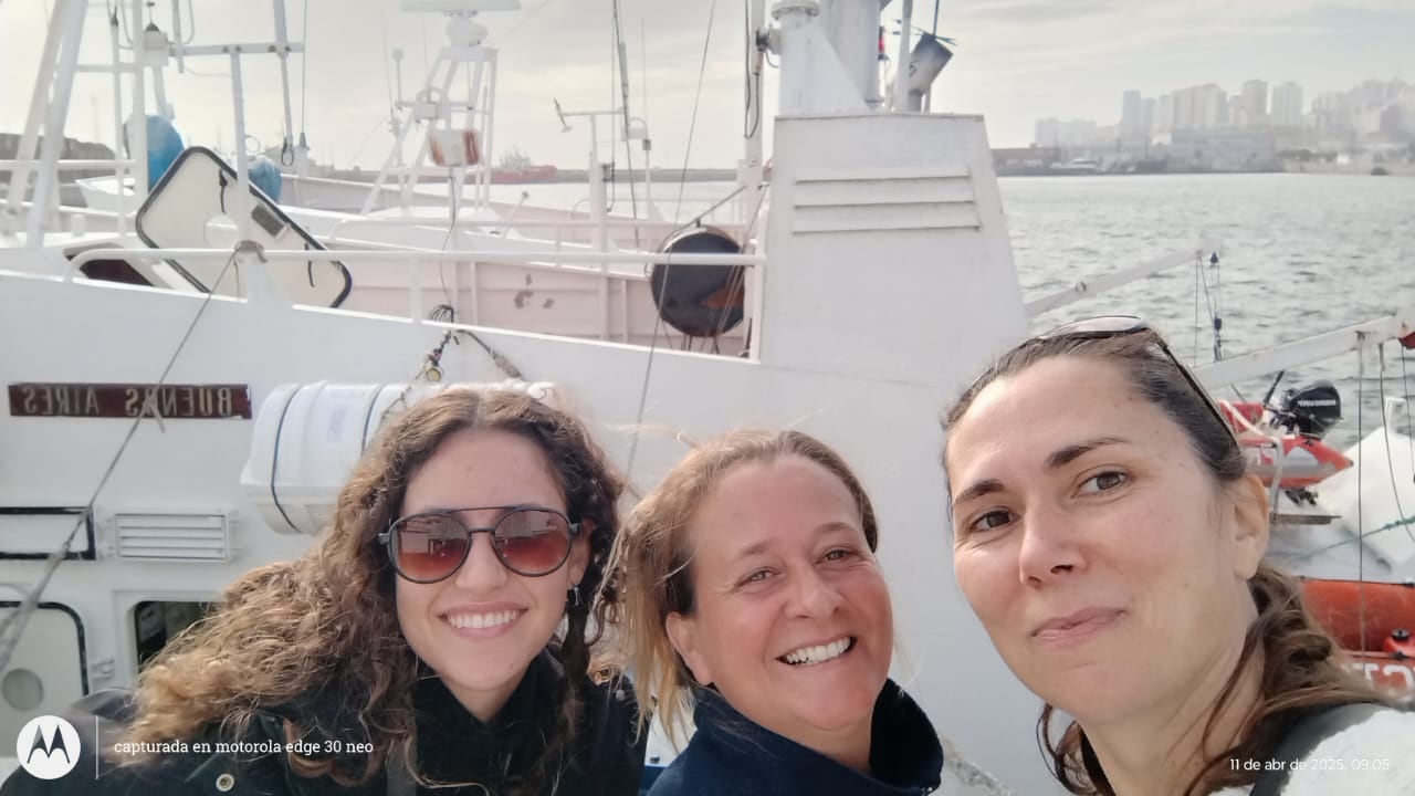 La bióloga Mariela Dassis (primera desde la derecha)