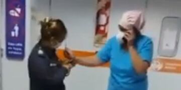 Enfermera esposada en Longchamps. (Captura)