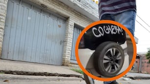 El auto apareció repleto de mensajes e insultos con pintura.