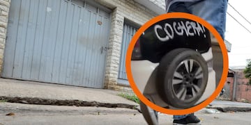 El auto apareció repleto de mensajes e insultos con pintura.