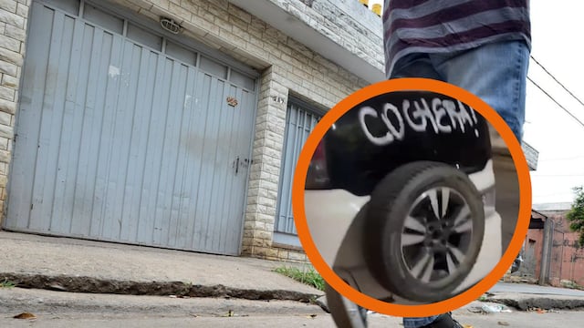 El auto apareció repleto de mensajes e insultos con pintura.