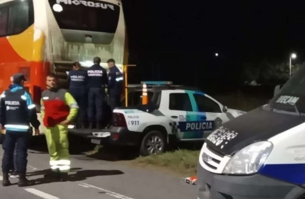 Atacaron a los tiros a dos micros que iban por la Ruta 2: recibieron más de 90 balazos
