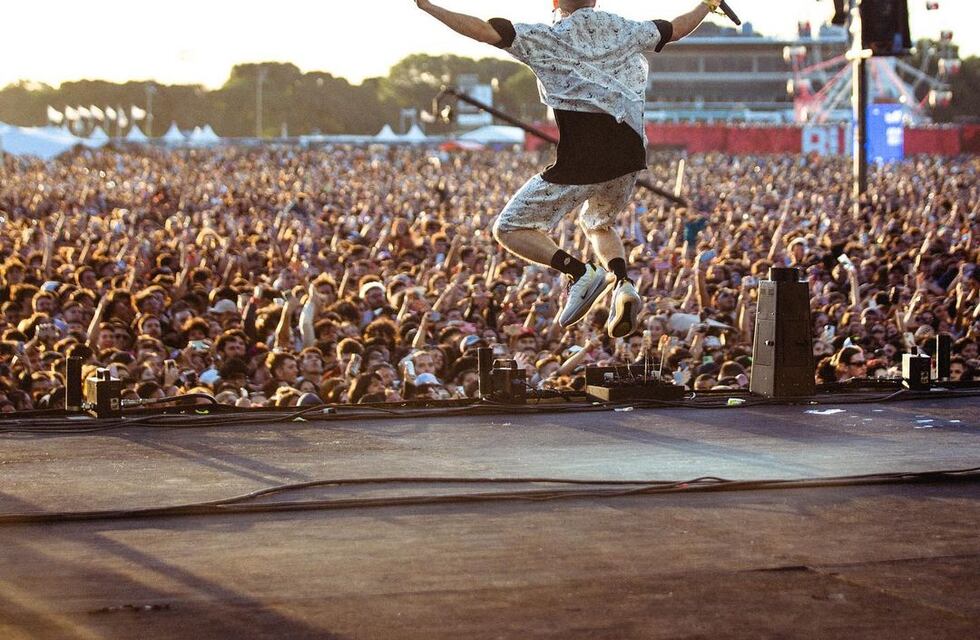 Wos se presentó frente a 150.000 personas en el Lollapalooza Argentina 2022 y Vive Latino
