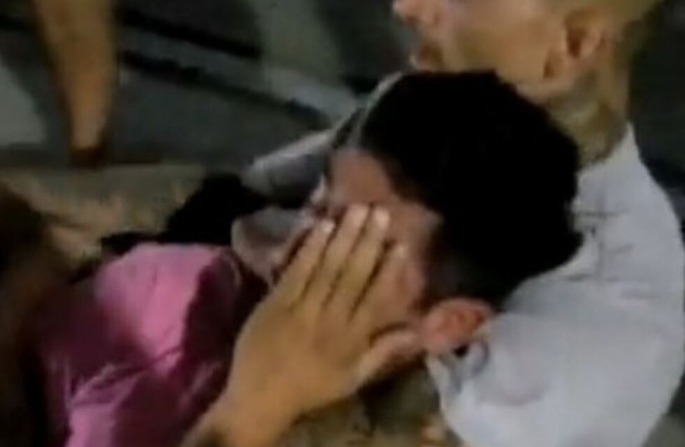 Video: un luchador de artes marciales redujo a un delincuente en Córdoba y evitó que le robaran