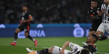 Fernando Alarcón, el mejor de Instituto y quizá de la cancha, fue parte de la jugada del penal que al final no se cobró (Facundo Luque y José Gabriel Hernández)
