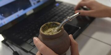 Tomando mates en casa