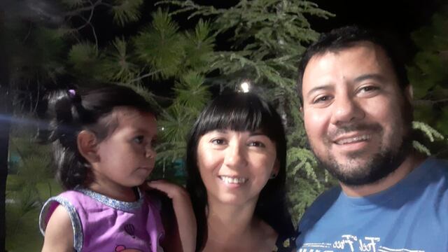 María José, la creadora de Inatí Bebé, junto a su hija y esposo.