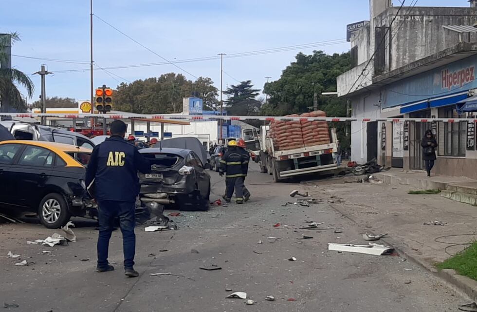 Video: camión sin frenos provocó un choque múltiple y dejó una mujer fallecida en Villa Gobernador Gálvez