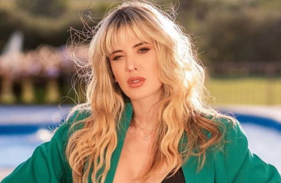 Jesica Cirio apostó a un body con transparencias azul y posó desde la cama: “Empezando la semana con todo”