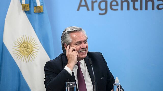 El Presidente anunció que el Gobierno firmó el acuerdo con Rusia para la llegada de la vacuna Sputnik V
 
El presidente Alberto Fernández anunció esta mañana, desde Casa Rosada, que el Gobierno nacional firmó el acuerdo con la Federación Rusa para la llegada al país de la vacuna Sputnik V que permitirá inmunizar, entre enero y febrero, a 10 millones de personas, en el marco de las medidas que se llevan adelante contra el coronavirus COVID-19.
 
“En el día de ayer hemos suscripto el contrato con el Fondo Soberano de la Federación Rusa que nos garantiza la provisión de vacunas rusas para la Argentina”, indicó el mandatario desde la Sala de Conferencias, donde estuvo acompañado por el ministro de Salud, Ginés González García.
 
Sobre esto, detalló: “Vamos a poder contar con las dosis suficientes para poder vacunar entre enero y febrero a 10 millones de argentinos y argentinas. Los tiempos de entrega se estiman en una primera remesa de 600 mil dosis para vacunar a 300 mil personas antes de fin de año, en enero con dosis suficientes para 5 millones de personas, y en febrero se completará el resto de las dosis necesarias para alcanzar la vacunación de las 10 millones de personas que estamos previendo”.
  
El mandatario explicó además que “el contrato tiene una preferencia en favor de Argentina para poder acceder a las dosis necesarias para vacunar a 5 millones de personas más durante el mes de marzo”, al tiempo que informó: “Hicimos esta prevención por si el resto de las vacunas con las que también tenemos contratos atrasan su llegada al país”.
 
Y añadió: “Este es el tercer contrato que la Argentina firma. El primero fue con AstraZeneca de la Universidad de Oxford, el segundo con Covax, que es una dependencia creada por las Naciones Unidas, y el tercero es precisamente el que hemos firmado con el Fondo Soberano” de Rusia.
 
El jefe de Estado agradeció especialmente al