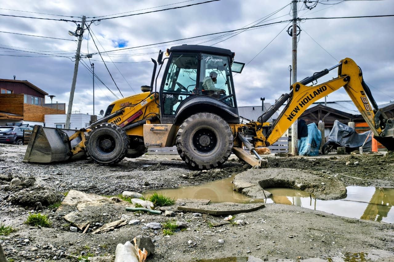 Servicios Públicos de la Municipalidad de Ushuaia avanzar con los trabajos de remediación en sectores de la ciudad