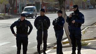 El día después de los saqueos en Las Heras.
La policía custodia en la avenida  Independencia 
Foto: Orlando Pelichotti
