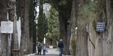 Decidieron desenterrar a sus abuelos y se encontraron con un tercer cuerpo en la tumba.