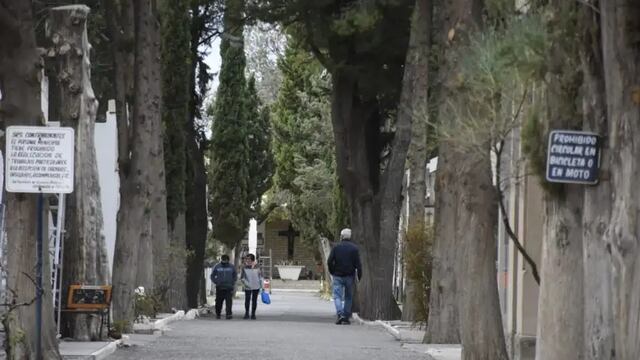 Decidieron desenterrar a sus abuelos y se encontraron con un tercer cuerpo en la tumba.