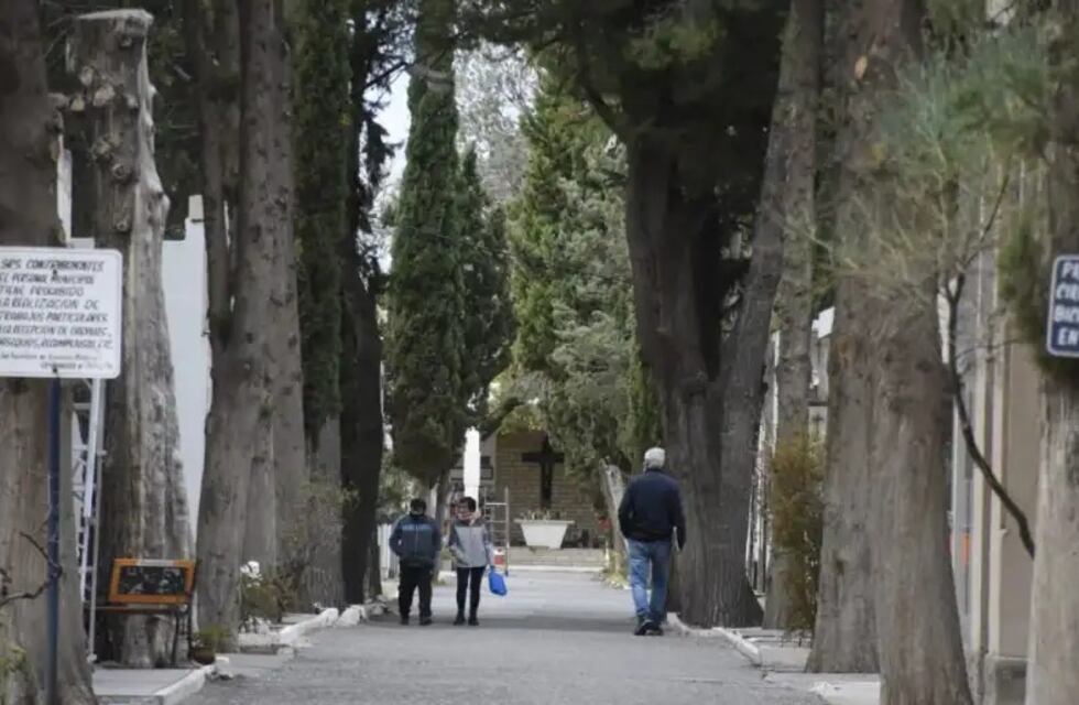 Misterio en un cementerio de Neuquén: abrieron la tumba de sus abuelos y encontraron un tercer cadaver