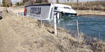 Así quedó el camión de la empresa Codylsa que cayó al canal marginal del río Diamante en San Rafael.