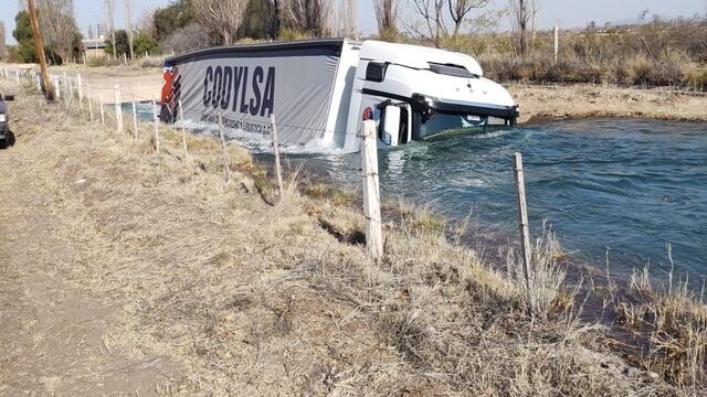 Así quedó el camión de la empresa Codylsa que cayó al canal marginal del río Diamante en San Rafael.