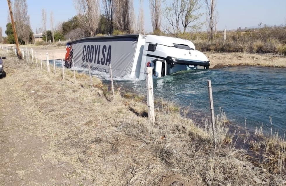 Video: un camión cayó al canal marginal del río Diamante y vecinos salvaron al chofer de morir ahogado