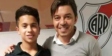 Lisandro Tejada tiene 14 años, vive en la casa de River, se codea con gallardo y sueña con ser el arquero de la Primera de River Plate.