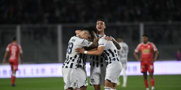 La nueva piel de Talleres, con la marca que lo vestirá este 2024. Le Coc Sportif (Foto: Javier Ferreyra / La Voz).