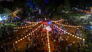 Imágen nocturna del predio al momento de encender las tradicionales lámparas de papel Chochin