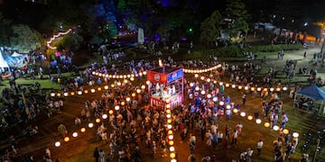Imágen nocturna del predio al momento de encender las tradicionales lámparas de papel Chochin