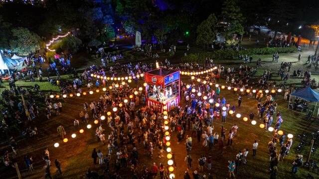 Imágen nocturna del predio al momento de encender las tradicionales lámparas de papel Chochin