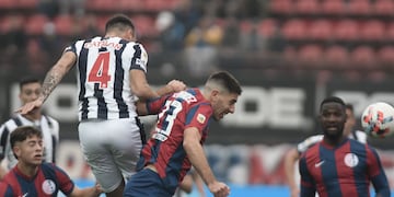 Matías Catalán saltó más alto y puso arriba a Talleres, ante su ex club (Federico López Claro / La Voz).