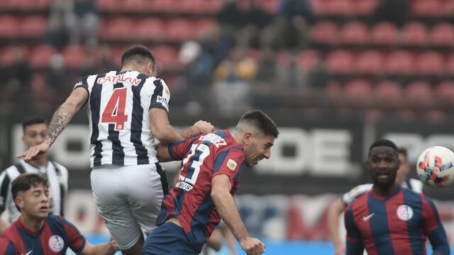 Matías Catalán saltó más alto y puso arriba a Talleres, ante su ex club (Federico López Claro / La Voz).