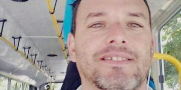 Iván Pacheco conduce un colectivo de la línea 124 de la Red Tulum.