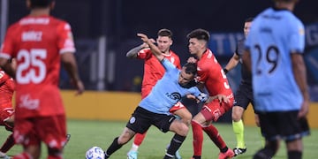 Rodeado de rivales, igual Lucas Zelarayán se las ingenió para ser el mejor de Belgrano (Facundo Luque / La Voz)