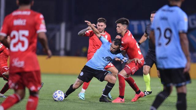 Rodeado de rivales, igual Lucas Zelarayán se las ingenió para ser el mejor de Belgrano (Facundo Luque / La Voz)