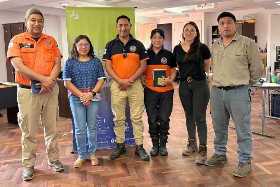 El encuentro estuvo encabezado por el director general de Emergencias de Jujuy, comisario mayor Ariel Mamaní; y la gerente de GIRSU S.E., Mónica Aramayo (ambos a la izquierda). Los funcionarios coincidieron en la necesidad de reforzar protocolos de seguridad y respuesta en la planta que concentra el mayor volumen de operaciones diarias.