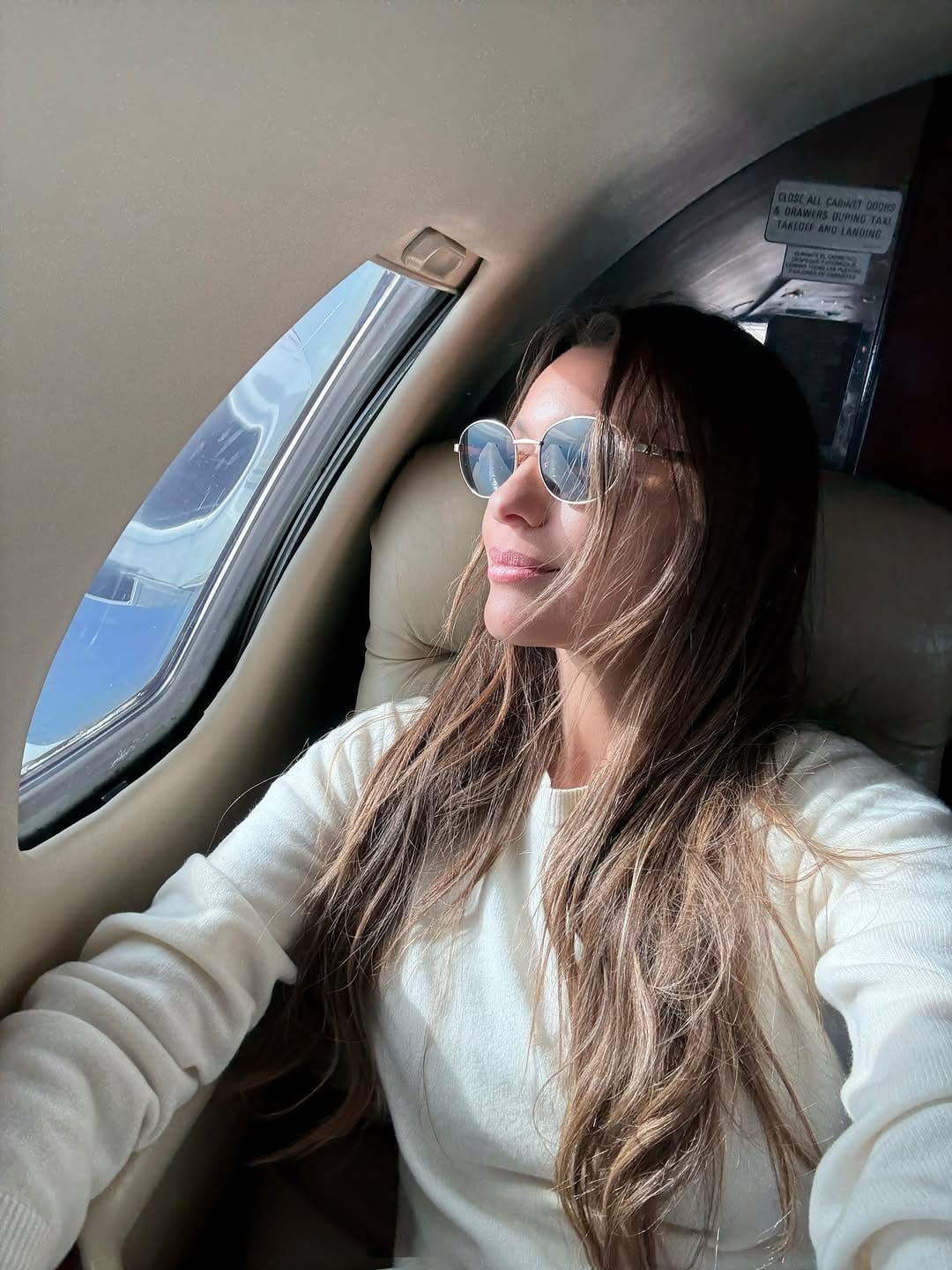 Desde un lujoso avión, Pampita deslumbró con el look y color tendencia del invierno 2025
