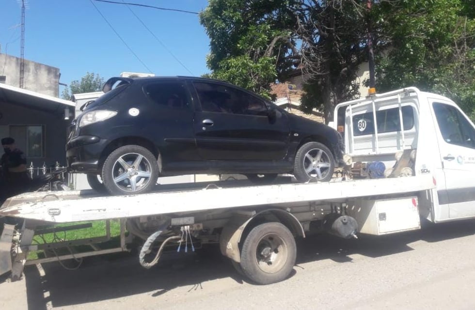 Sin papeles, quiso eludir un control y le retuvieron el auto