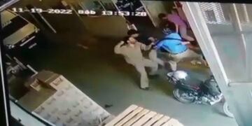 Una cámara de seguridad captó el fatídico momento en el que los empleados de la distribuidora se trenzan en pelea con los asaltantes, uno de los cuales había perdido el arma, que se ve en el piso a la izquierda.