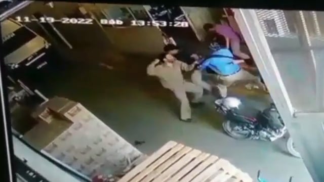 Una cámara de seguridad captó el fatídico momento en el que los empleados de la distribuidora se trenzan en pelea con los asaltantes, uno de los cuales había perdido el arma, que se ve en el piso a la izquierda.