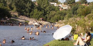 Vacaciones con altas temperaturas en el comienzo del verano. Balneario El Fantasio Carlos Paz. Foto Yanina Bouche