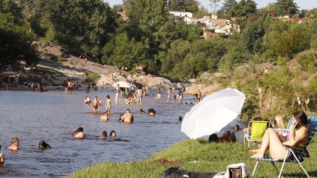 Vacaciones con altas temperaturas en el comienzo del verano. Balneario El Fantasio Carlos Paz. Foto Yanina Bouche