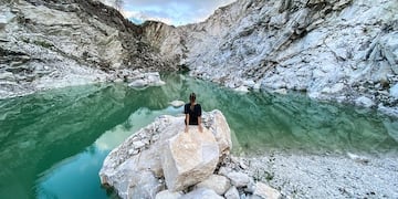 Un oasis turquesa en medio de piedras calizas.